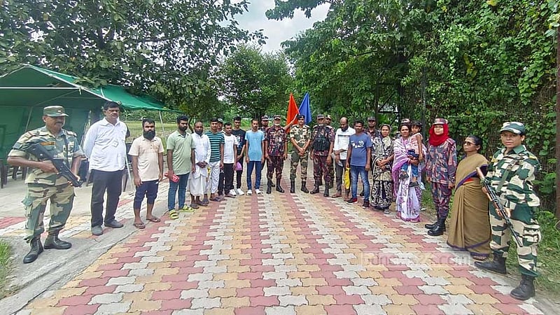 ভারতে অনুপ্রবেশ: দর্শনা সীমান্তে ১২ জনকে হস্তান্তর করল বিএসএফ