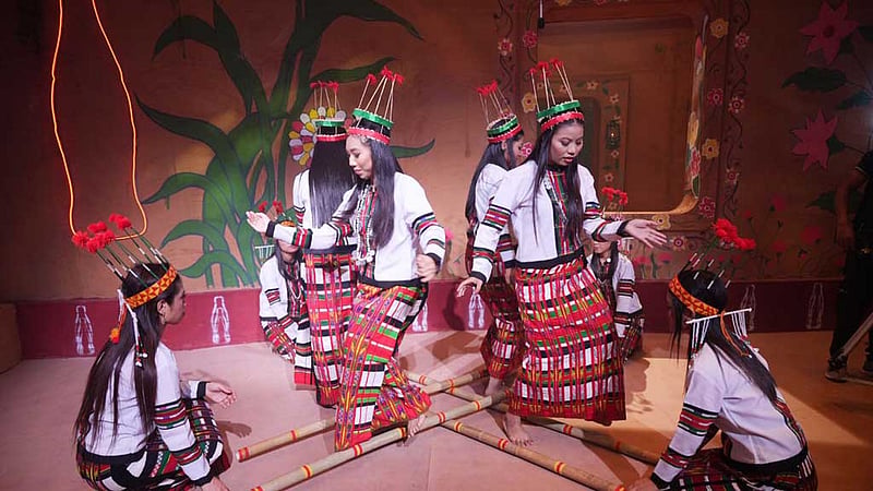 সত্য-মিথ্যার প্রতীকী অন্তর্ভুক্তির কর্পোরেট ফাঁদ