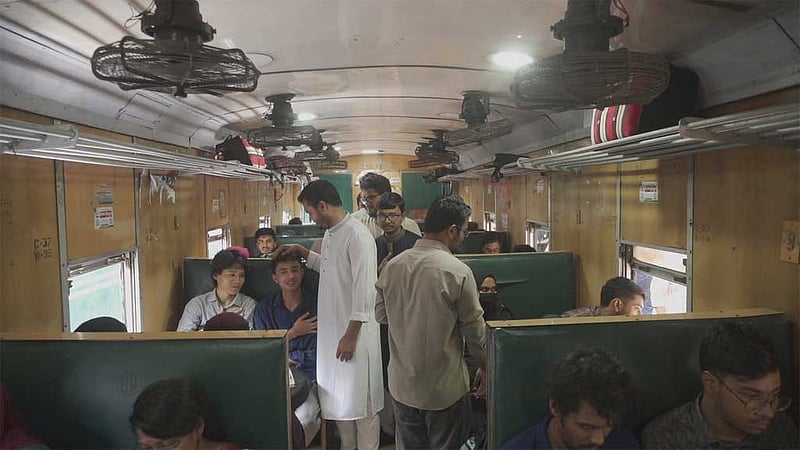 চাকসু নির্বাচনের প্রথম দিনে প্রচারে জমজমাট ক্যাম্পাস