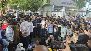 কুমিল্লা বিশ্ববিদ্যালয় ছাত্রী ও মায়ের লাশ: শিক্ষার্থীদের বিক্ষোভ, আটক ১