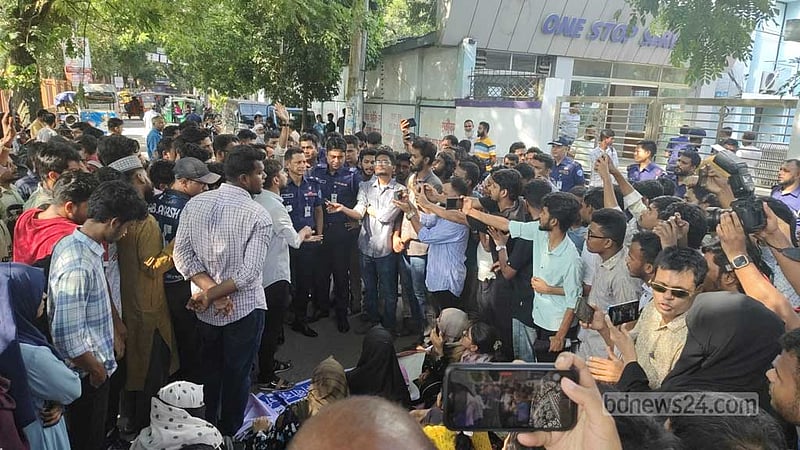 কুমিল্লা বিশ্ববিদ্যালয় ছাত্রী ও মায়ের লাশ: শিক্ষার্থীদের বিক্ষোভ, আটক ১