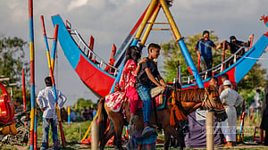 ছুটির দিনে ভিড় দিয়াবাড়িতে