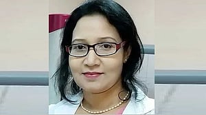 একাধিক তথ্য গোপন: চাকরি গেল এক চিকিৎসকের