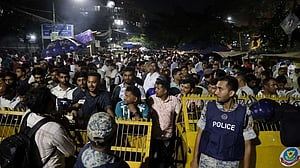 ঢাবির প্রবেশপথে ভিড় না করতে অনুরোধ পুলিশের