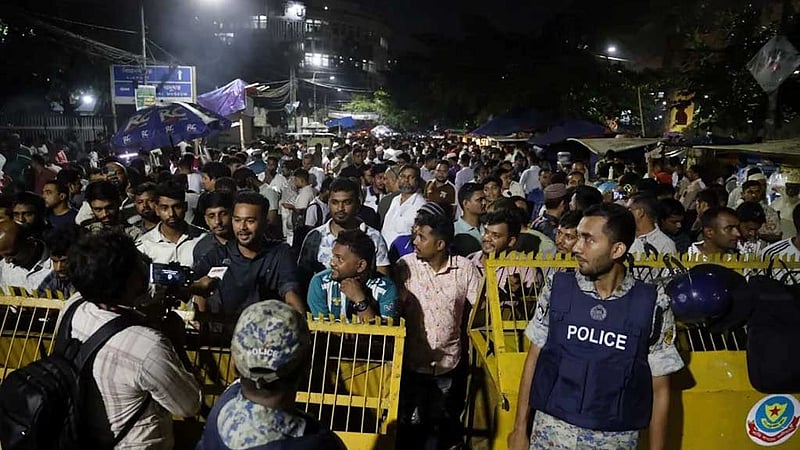 ঢাবির প্রবেশপথে ভিড় না করতে অনুরোধ পুলিশের
