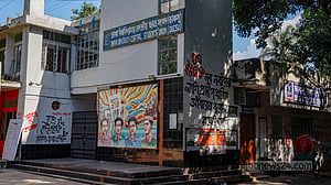 ডাকসু: বৈধ অস্ত্রও বহন নিষেধ