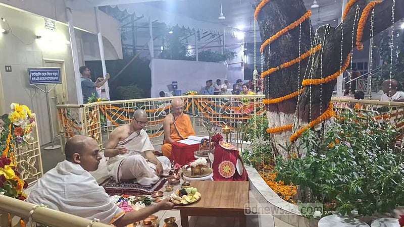 দেবীর ঘুম ভাঙানোর বন্দনার পর উৎসব শুরুর অপেক্ষা