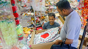 শাঁখারিবাজারে উৎসবের আমেজে পূজার কেনাকাটা