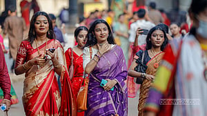 দুর্গাপূজা: সপ্তমীতে উৎসবের রঙ