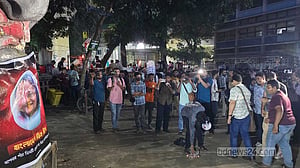 টিএসসিতে শেখ হাসিনার ছবিতে ডিম নিক্ষেপ