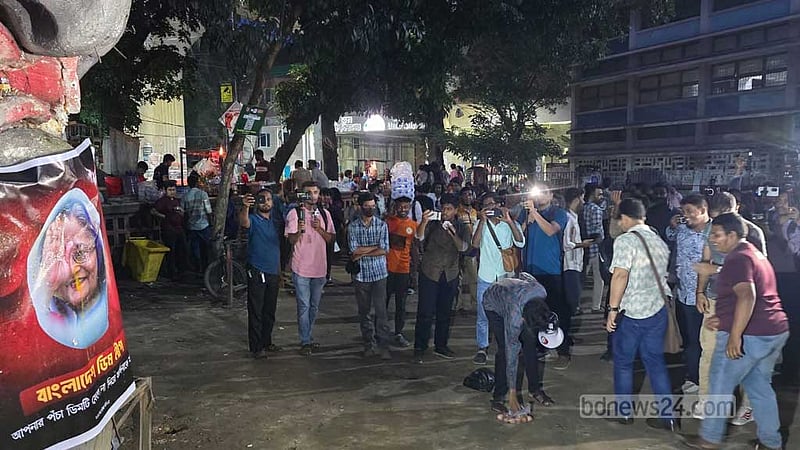 টিএসসিতে শেখ হাসিনার ছবিতে ডিম নিক্ষেপ