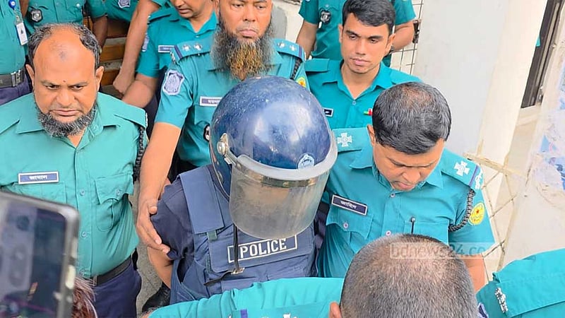 সন্দেহজনক ঘোরাঘুরি: রিমান্ডের আদেশে কাঠগড়ায় অসুস্থ সেই এনায়েত করিম