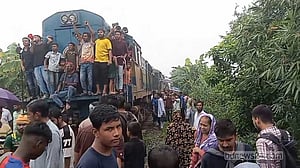 আসন পুনর্বিন্যাস: ফরিদপুরে অবরোধ, ট্রেন যাত্রীদের নামিয়ে দেওয়ার অভিযোগ