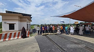 ফরিদপুরে মহাসড়কের পাশাপাশি এবার রেলপথ অবরোধ