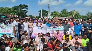 সীমানা পুনর্নির্ধারণ: ফরিদপুরের ২ মহাসড়ক অবরোধ করে বিক্ষোভ
