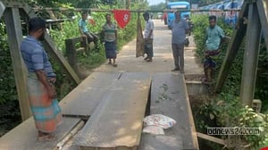 গাজীপুরে বেইলি ব্রিজের পাটাতন খুলে নদীতে, দুর্ভোগে ১০ গ্রামের মানুষ