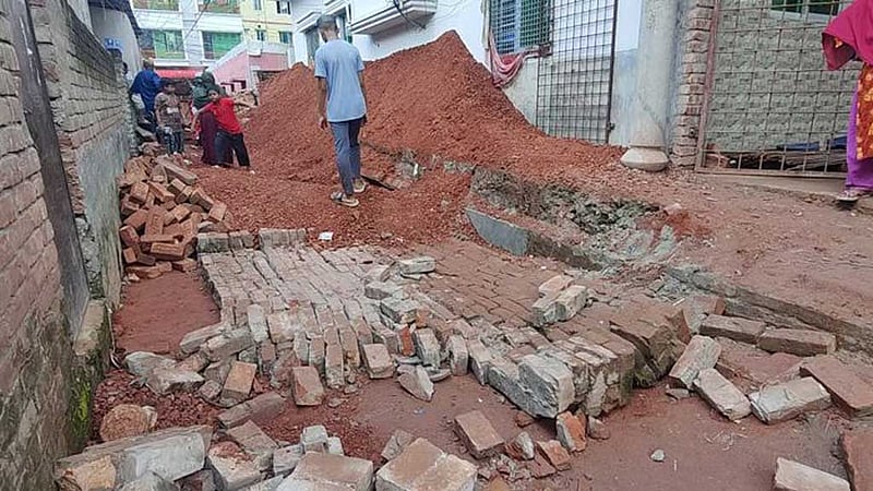 টঙ্গীতে ভবনের সীমানা প্রাচীর ধসে শ্রমিক নিহত, আহত ৪