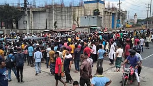 ঢাকা-টাঙ্গাইল মহাসড়কে অটোরিকশা চালকদের বিক্ষোভ