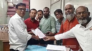 ছয় দফা: কর্মবিরতির ডাক, টাইফয়েড টিকাদানে না থাকার ঘোষণা স্বাস্থ্য সহকারীদের