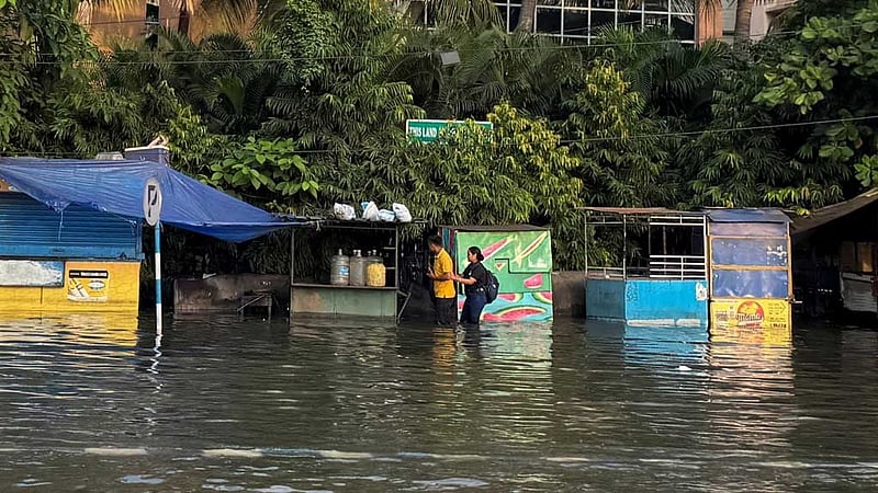 রেকর্ড বৃষ্টিতে প্লাবিত কলকাতায় মৃত্যু বেড়ে ১২