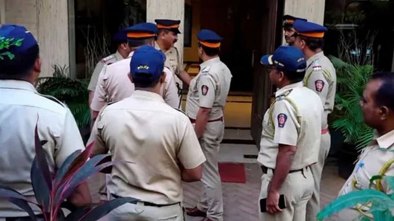 মুম্বাইয়ে ‘৩৪ মানব বোমা, আরডিএক্স’ হুমকি পাঠানোর অভিযোগে গ্রেপ্তার ১