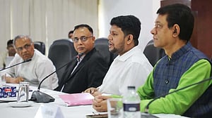 ‘গদি কখন চলে যায়’, তথ্য উপদেষ্টা ‘ক্রাইসিসে’