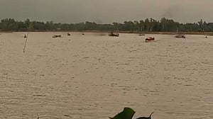 জামালপুরে ঝিনাই নদীতে নৌকা ডুবে মায়ের মৃত্যু, মেয়ে নিখোঁজ