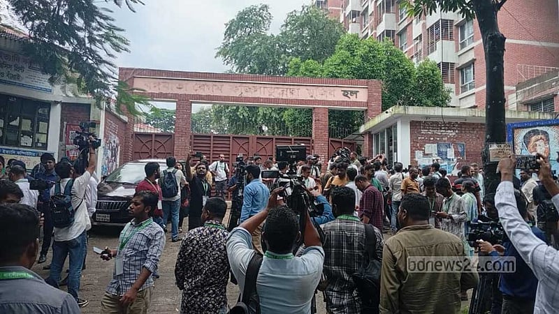 বঙ্গমাতা বেগম ফজিলাতুন্নেছা হলে সোয়া ঘণ্টা ভোট বন্ধ, নিরাপত্তা জোরদার