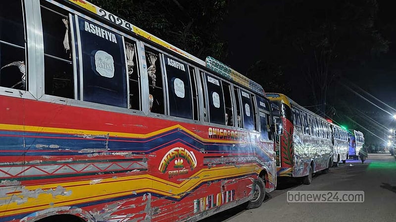 জাবি শিক্ষার্থীকে ধাক্কা দিয়ে ফেলে দেওয়ার অভিযোগ, আটকে রাখা হয়েছে ২৮টি বাস