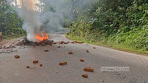 মারমা কিশোরীকে ধর্ষণ: খাগড়াছড়িতে আধাবেলা সড়ক অবরোধ