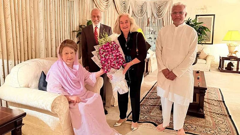 খালেদা জিয়ার সঙ্গে ফ্রান্সের রাষ্ট্রদূতের বিদায়ী সাক্ষাৎ