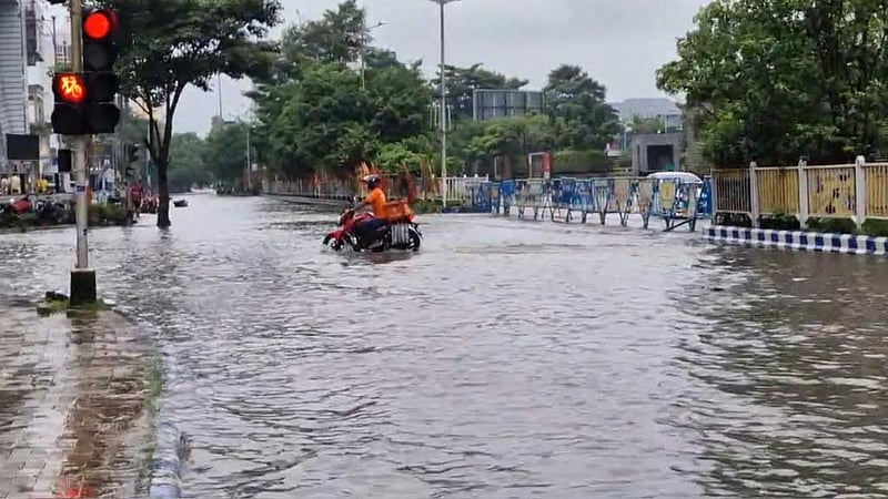ভারি বৃষ্টিতে কলকাতাজুড়ে জলাবদ্ধতার মধ্যে ৭ মৃত্যু