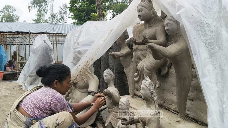নারীরা গড়ছেন দেবী দুর্গার প্রতিমা