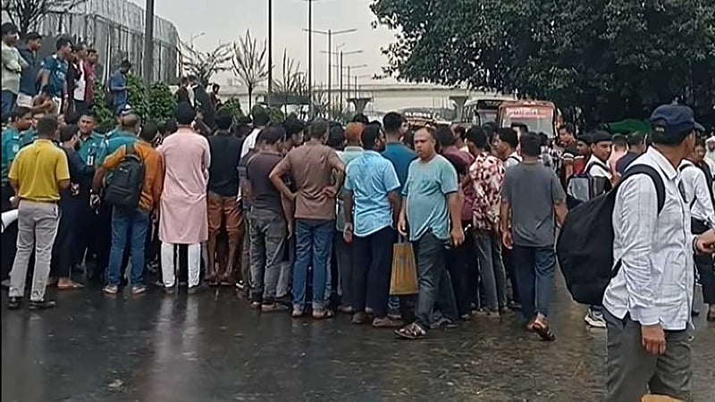 কুড়িলে পোশাক শ্রমিকদের অবরোধ, যান চলাচল বন্ধ