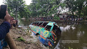 লক্ষ্মীপুরে খালে বাস, ২ জনের মৃত্যু