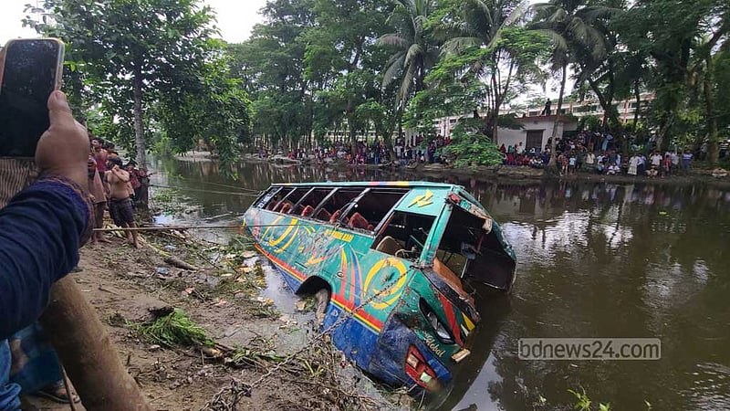 লক্ষ্মীপুরে খালে বাস, ২ জনের মৃত্যু