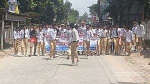 লালমনিরহাটে বাস চাপায় শিক্ষার্থীর মৃত্যু: নিরাপদ সড়কের দাবিতে বিক্ষোভ