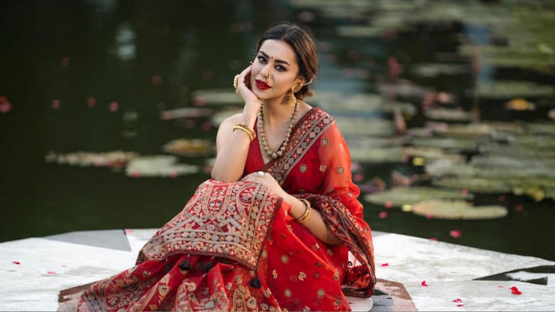 পূজায় শাড়ি পরাতে দেশীয় ও আধুনিক স্টাইল