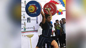 ২১০ কেজি তুলে সেরা মাবিয়া