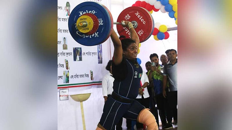 ২১০ কেজি তুলে সেরা মাবিয়া