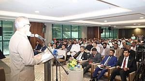 প্রবাসীরা কীভাবে পোস্টাল ব্যালটে ভোট দেবেন জানালেন ইসি