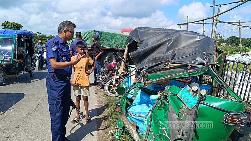 মানিকগঞ্জে অটোরিকশা ও সিমেন্ট বোঝাই ট্রাকের সংঘর্ষে নিহত ২