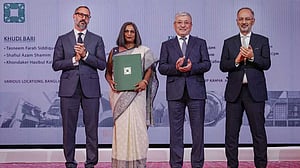 দ্বিতীয়বার মেরিনার হাতে আগাখান পদক