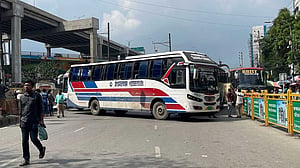 মহাখালীতে সড়ক অবরোধ পরিবহন শ্রমিকদের, যানজট