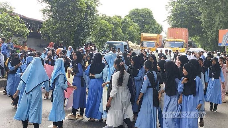 গজারিয়ায় বাসচাপায় শিক্ষার্থী নিহত, ঢাকা-চট্টগ্রাম মহাসড়ক অবরোধ