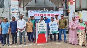চাকরি রাজস্বখাতে স্থানান্তরের দাবি সরকারি কলেজের বেসরকারি কর্মচারীদের