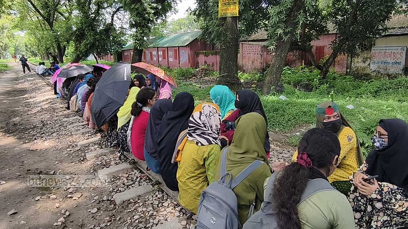 ৬ দফা দাবিতে দ্বিতীয় দিনের মতো রেলপথ অবরোধ বাকৃবি শিক্ষার্থীদের