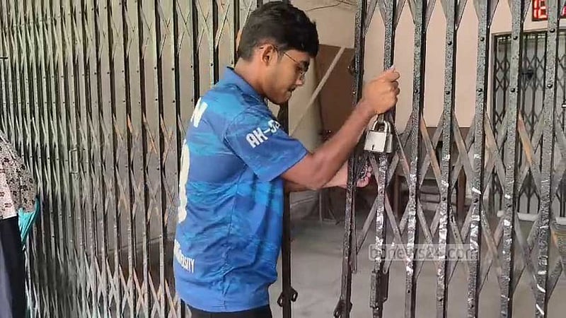 ২৪ ঘণ্টা পর খুলল বাকৃবির কোষাধ্যক্ষ কার্যালয়ের তালা