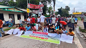 বাকৃবি কলেজের খেলার মাঠের গেইটে তালার প্রতিবাদে বিক্ষোভ
