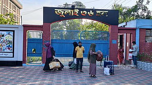 বাকৃবিতে কঠোর নিরাপত্তা, হল ছাড়ছেন শিক্ষার্থীরা